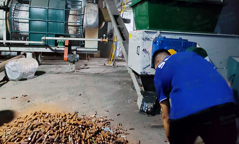 粉碎物理化系統(tǒng)的廢舊新能源汽車(chē)鋰電池拆解回收設(shè)備